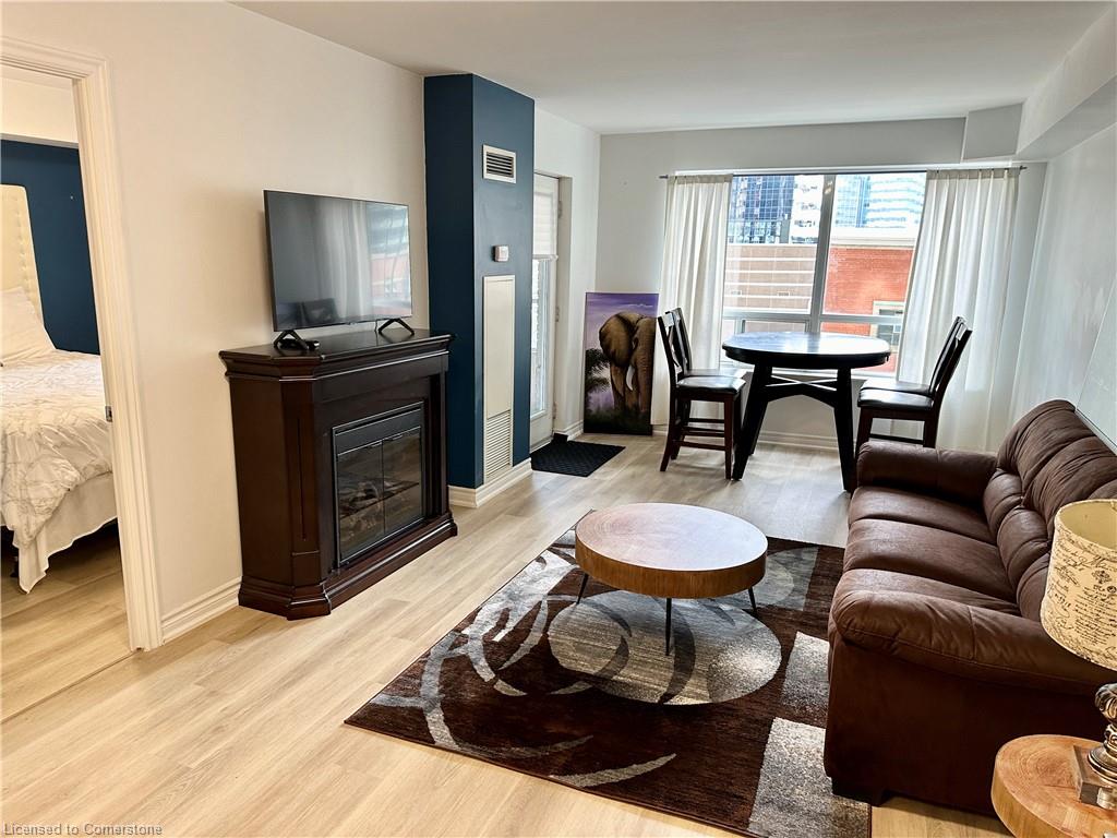 436-250 Wellington Street W Property Photo 13