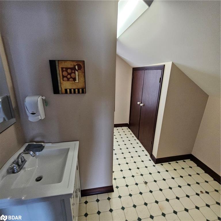 138 & 146 Mississaga Street W Property Photo 17