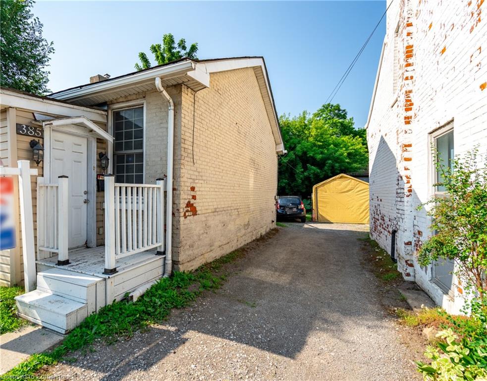 385 Main Street W Property Photo 3