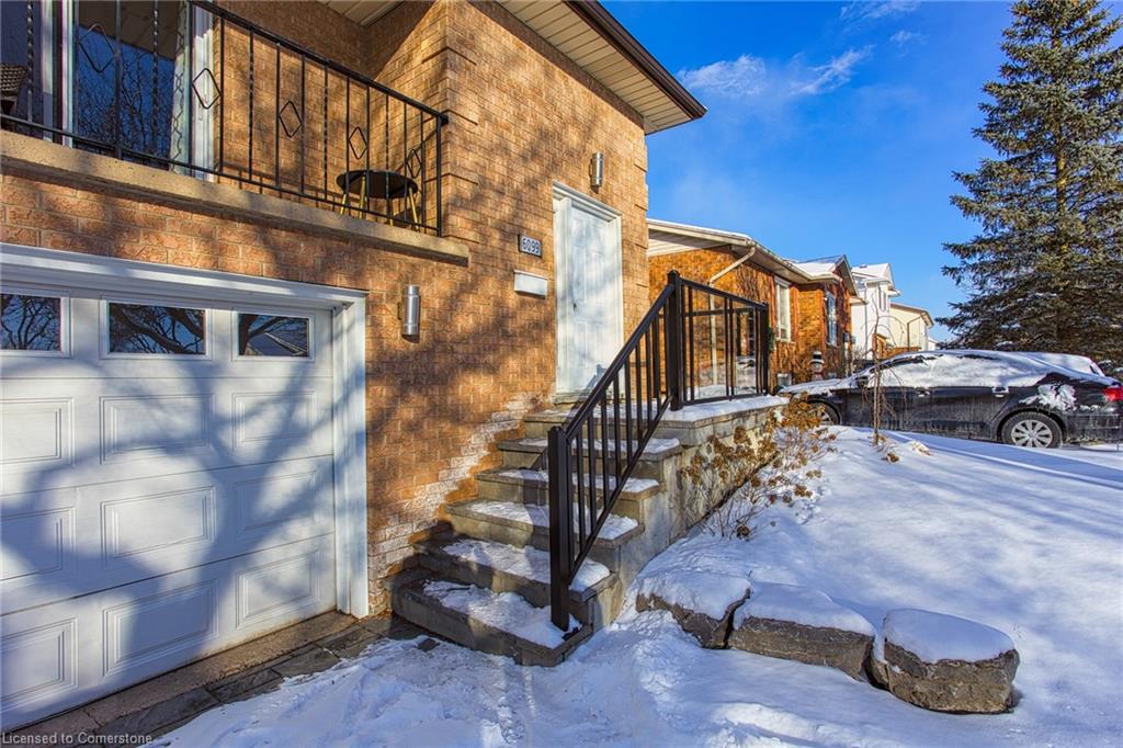 6099 Wildrose Crescent Property Photo 4