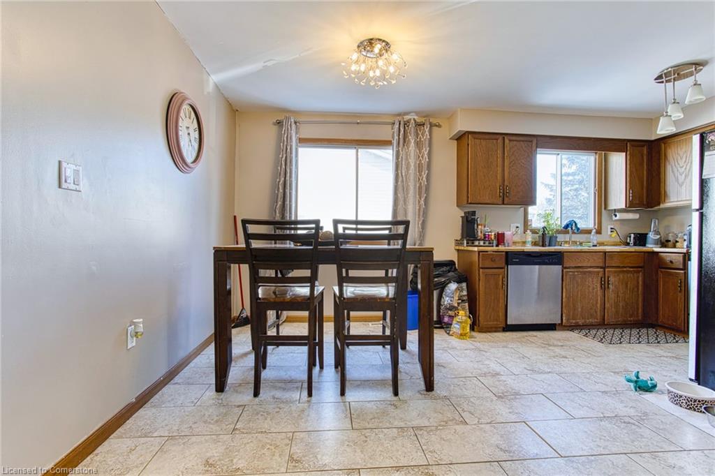 6099 Wildrose Crescent Property Photo 13
