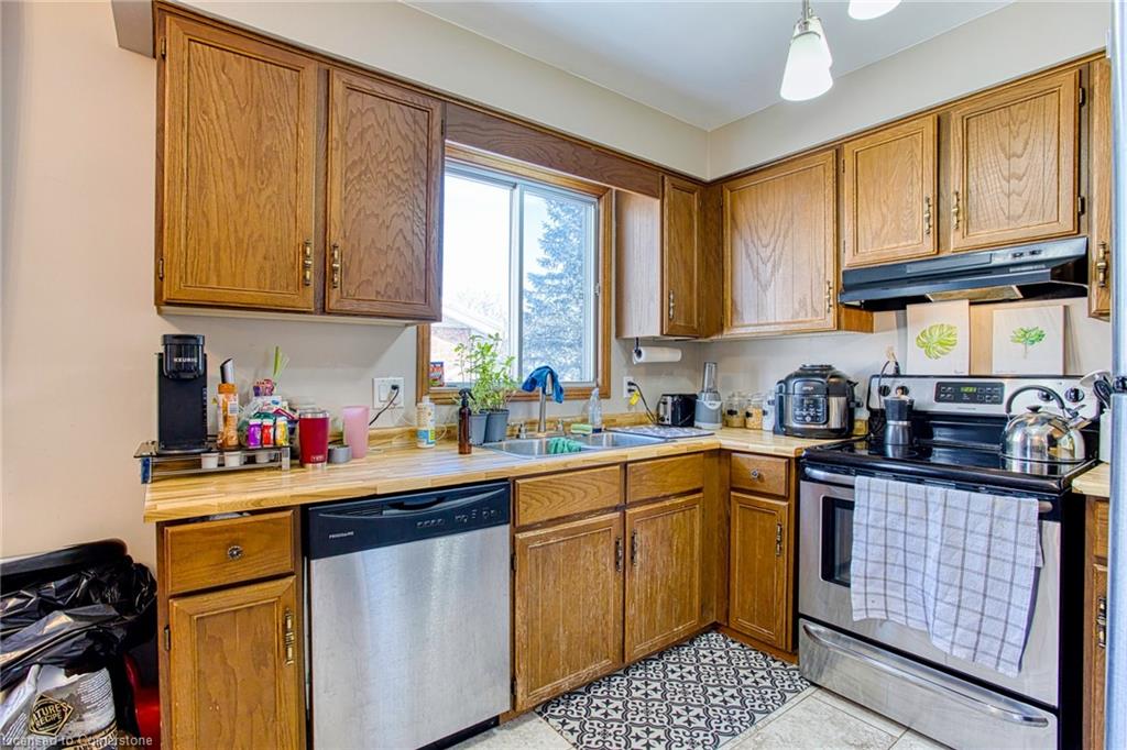 6099 Wildrose Crescent Property Photo 16
