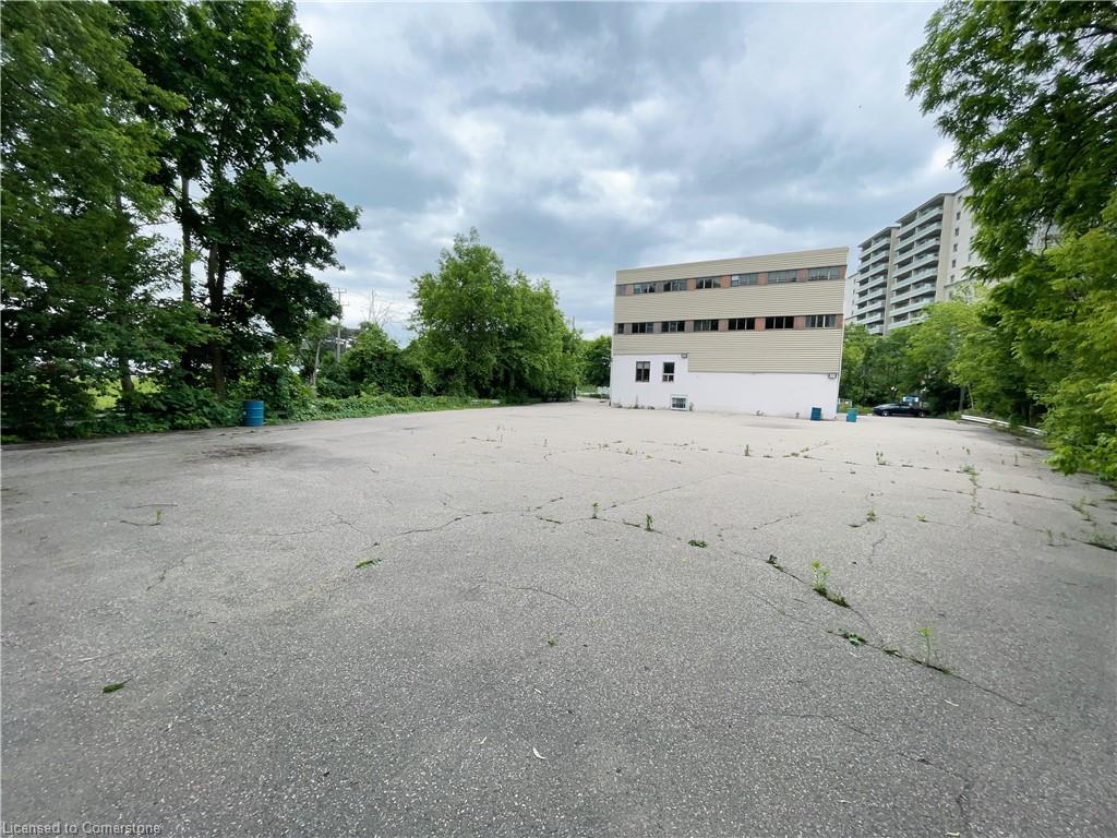 585 Queen Street S Property Photo 5