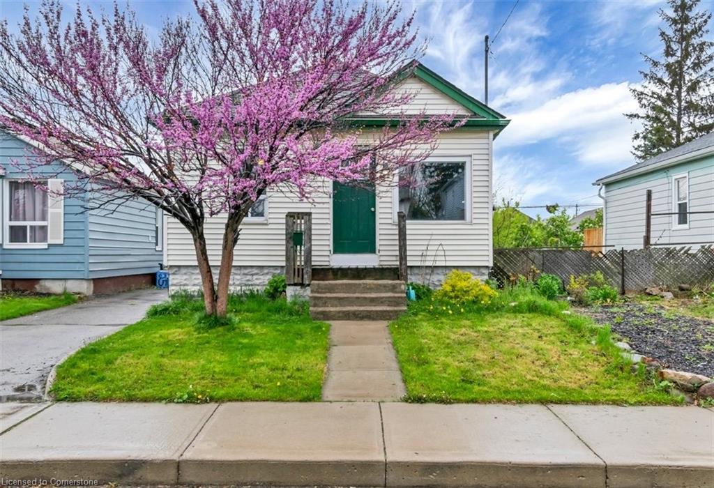25 Garside Avenue N Property Photo