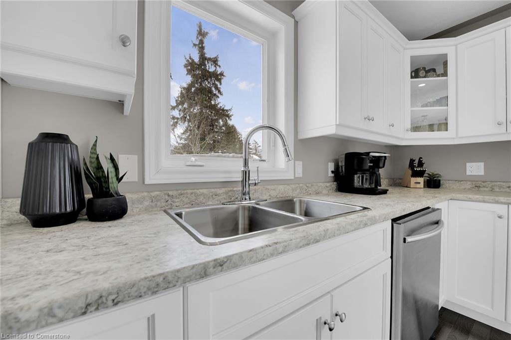 102 Macneil Court Property Photo 8