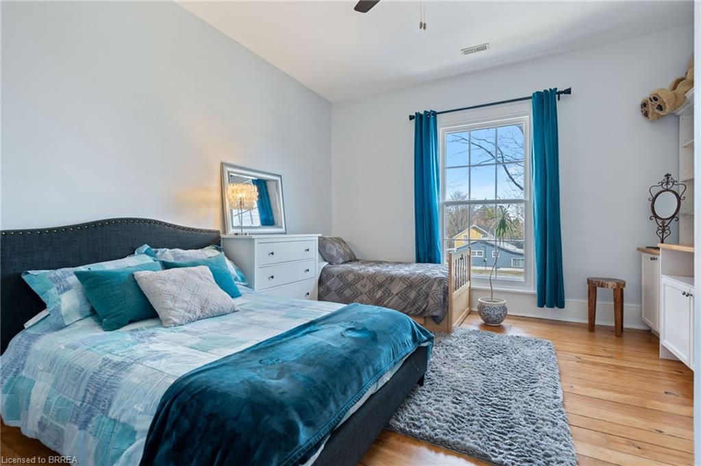 4 Murray Street W Property Photo 34