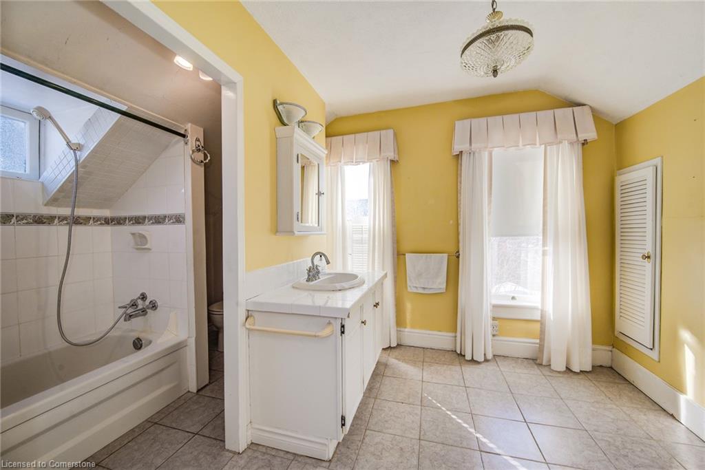 179 Queen Street E Property Photo 24