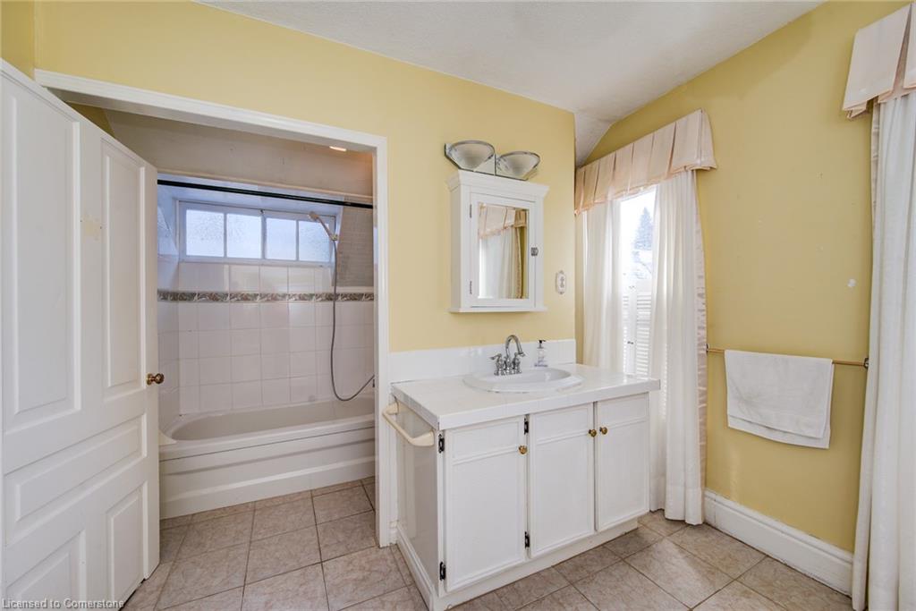 179 Queen Street E Property Photo 25