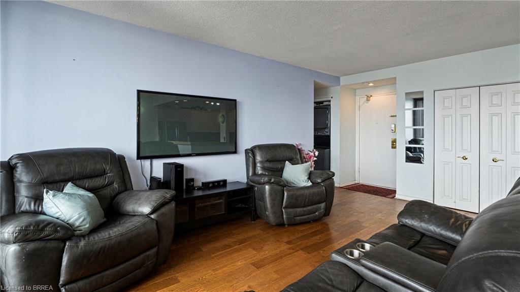 501-293 Mohawk Road E Property Photo 9