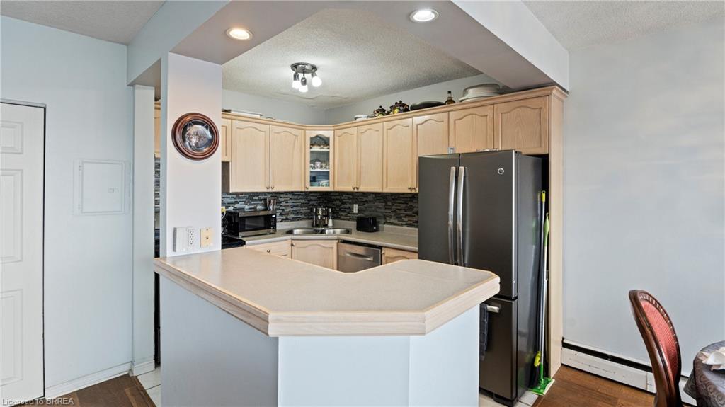 501-293 Mohawk Road E Property Photo 14
