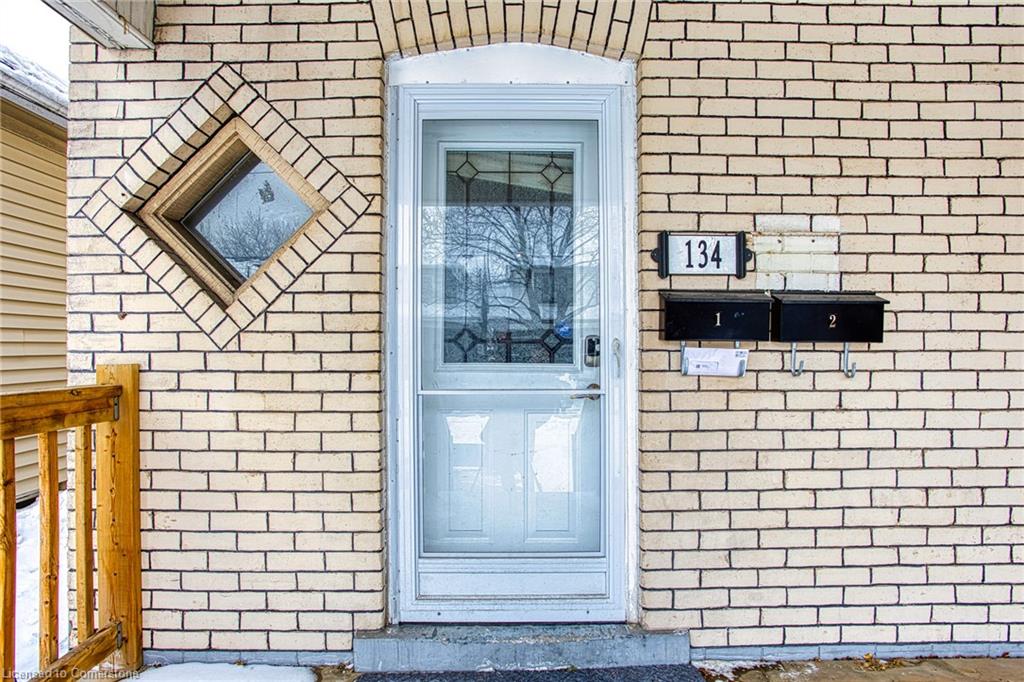 134 Rosslyn Avenue N Property Photo 4