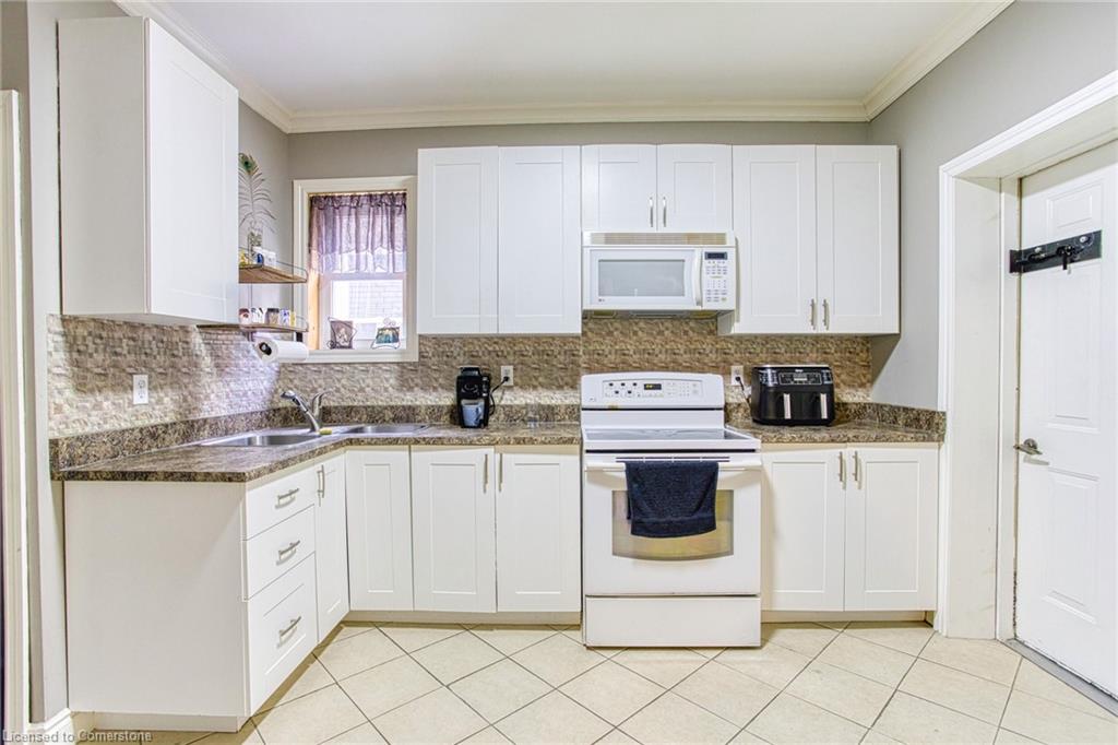 134 Rosslyn Avenue N Property Photo 9