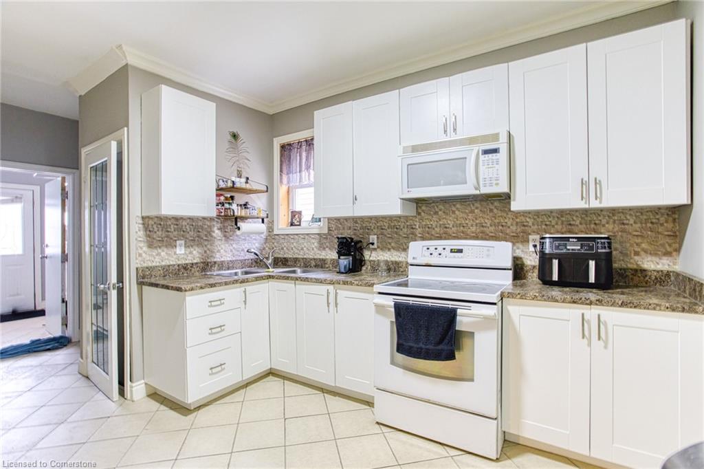 134 Rosslyn Avenue N Property Photo 10