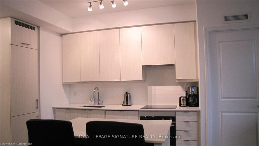 1001-36 Elm Drive W Property Photo 10