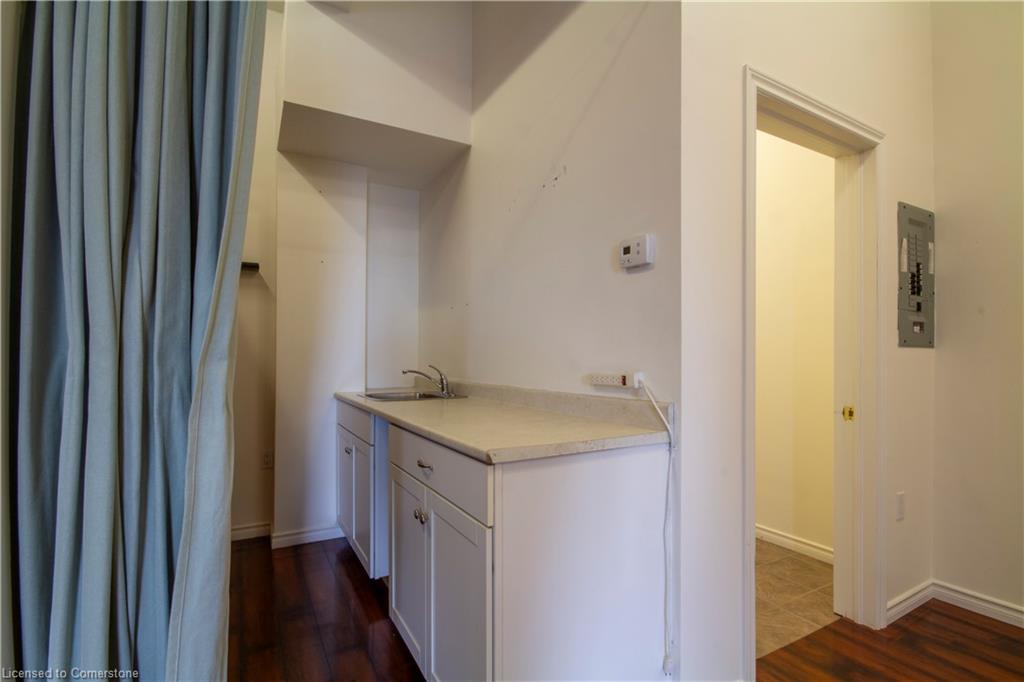 201-15 Wellington Street N Property Photo 4