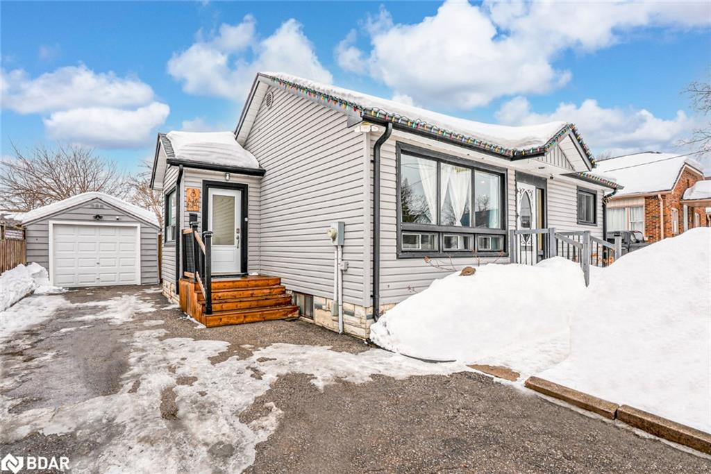 8 Boys Street N Property Photo