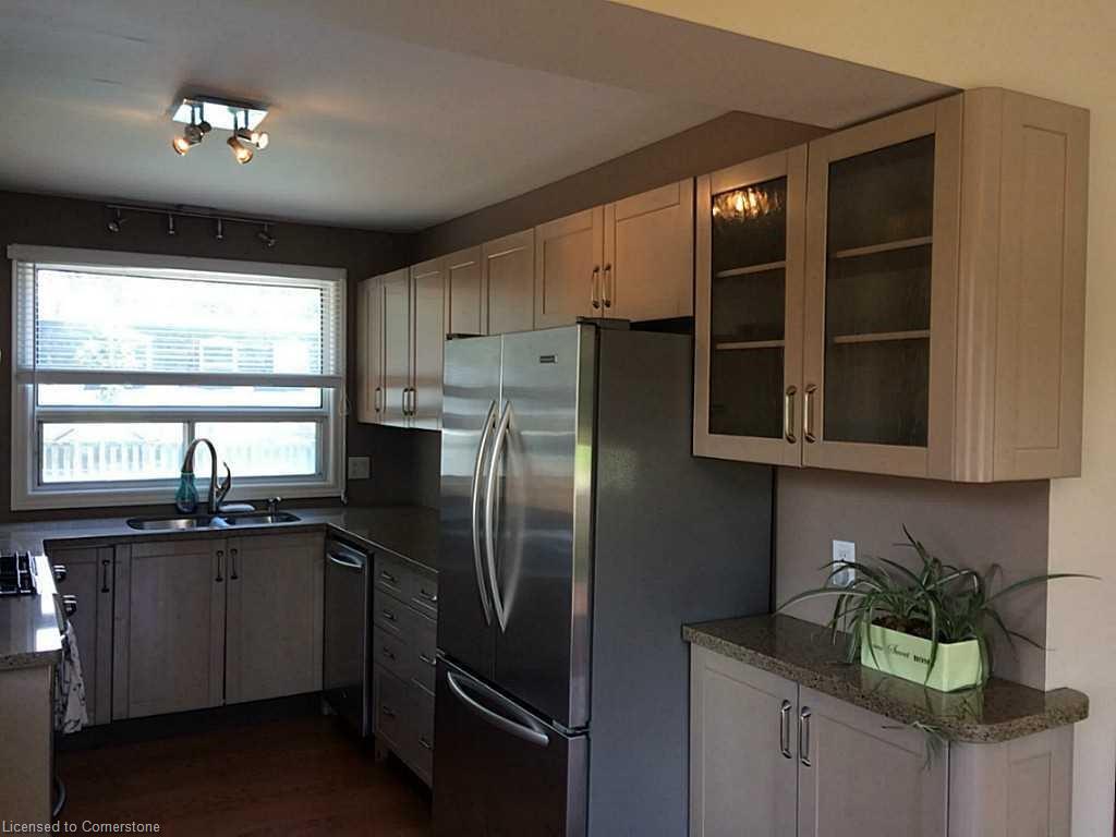 2232 Queensway Street Property Photo 2