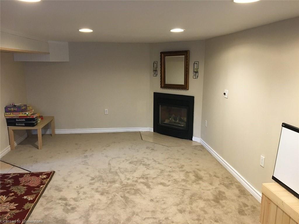 2232 Queensway Street Property Photo 9