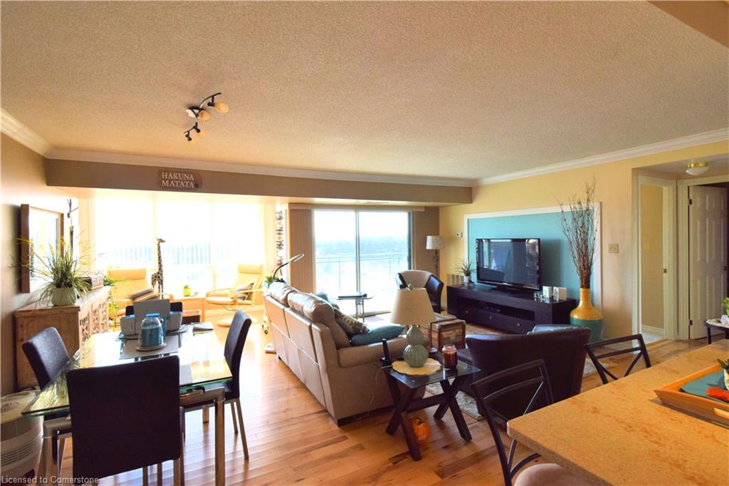 901-237 King Street W Property Photo 2