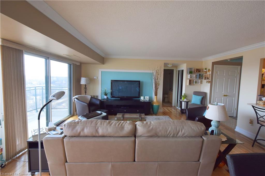 901-237 King Street W Property Photo 5