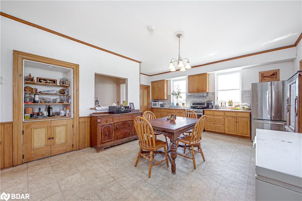 6409 10th Line Property Photo 8