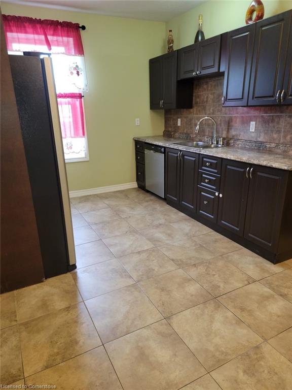 979 King Street E Property Photo 15