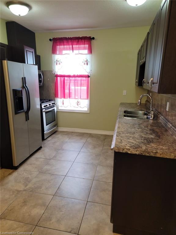 979 King Street E Property Photo 16