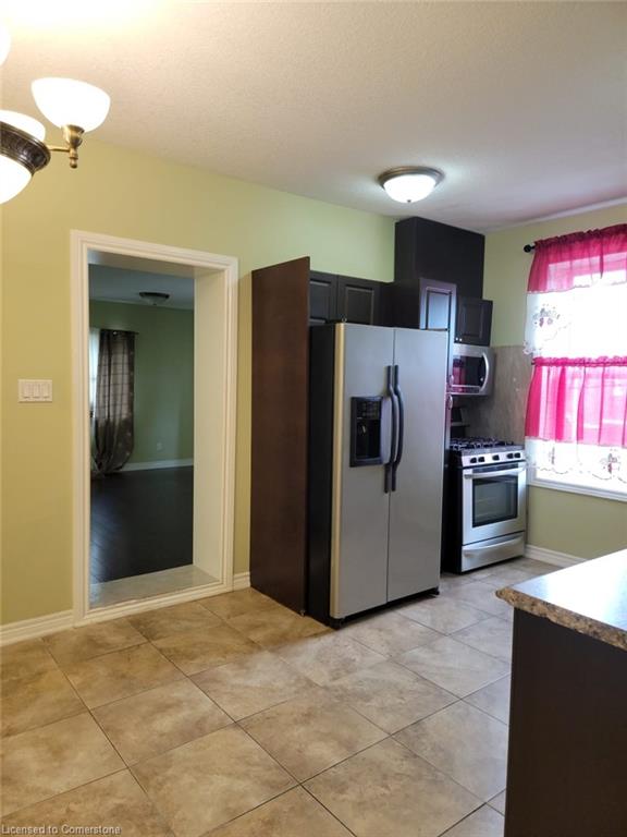 979 King Street E Property Photo 17