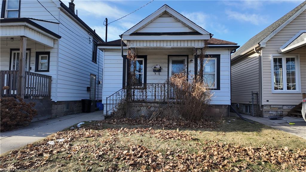 133 Barons Avenue N Property Photo