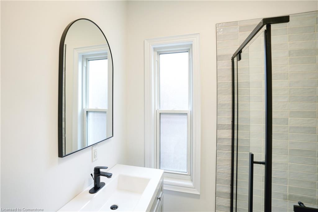 136 Macnab Street N Property Photo 15