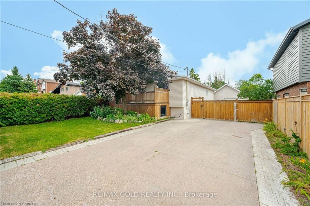 564 Simcoe Street Property Photo