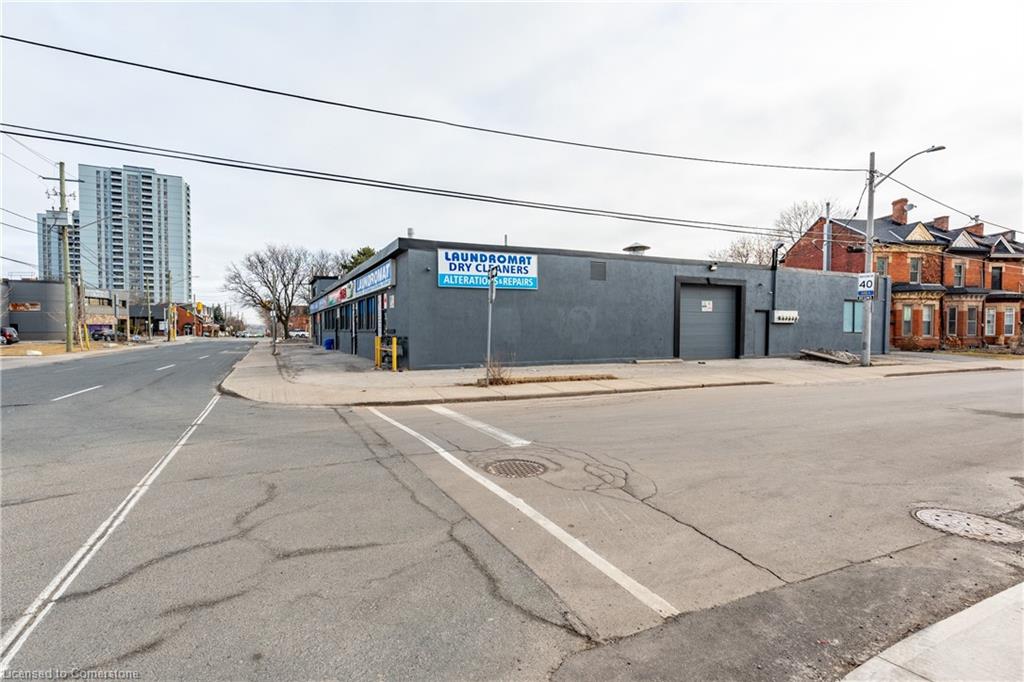 5-82 Queen Street N Property Photo 3