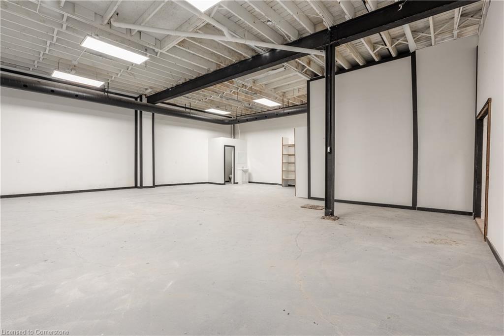 5-82 Queen Street N Property Photo 11