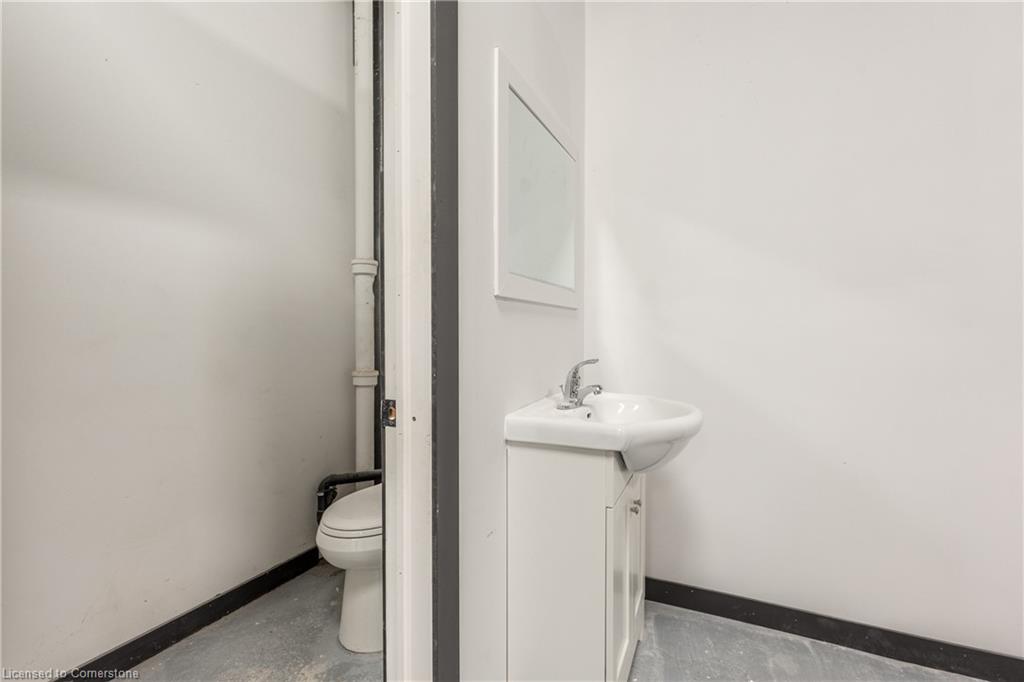 5-82 Queen Street N Property Photo 14