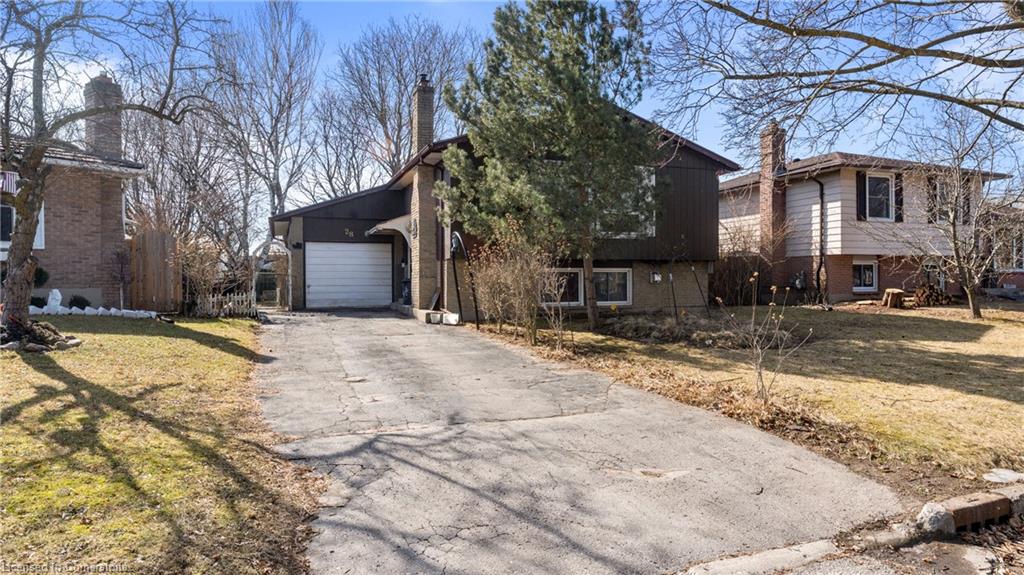 28 Crestlynn Crescent Property Photo