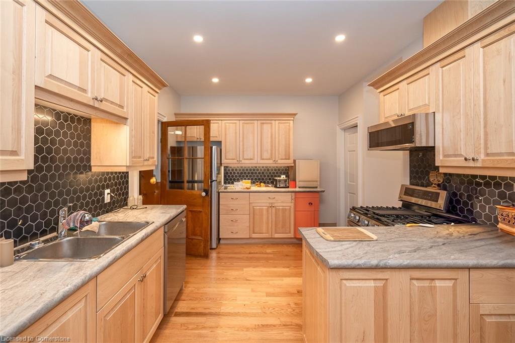 154 Main Street W Property Photo 18