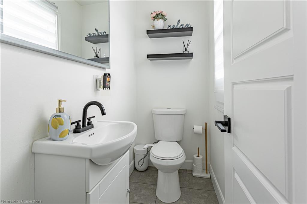 448 Springbank Avenue N Property Photo 4