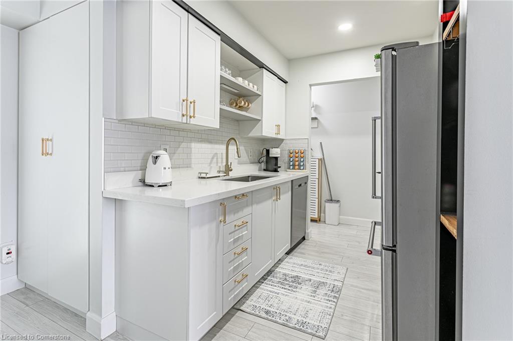 448 Springbank Avenue N Property Photo 11