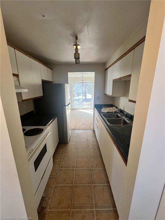 8-639 Albert Street Property Photo 5
