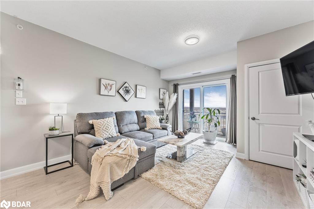 305-299 Cundles Road E Property Photo 8
