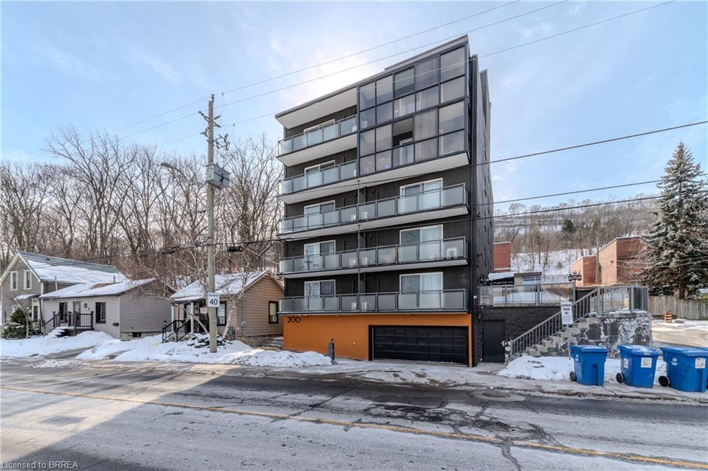 202-200 Charlton Avenue E Property Photo