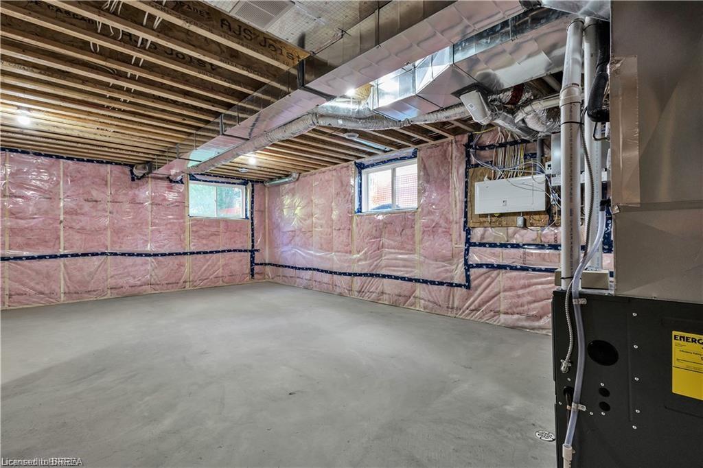 96 Sovereign Street W Property Photo 31