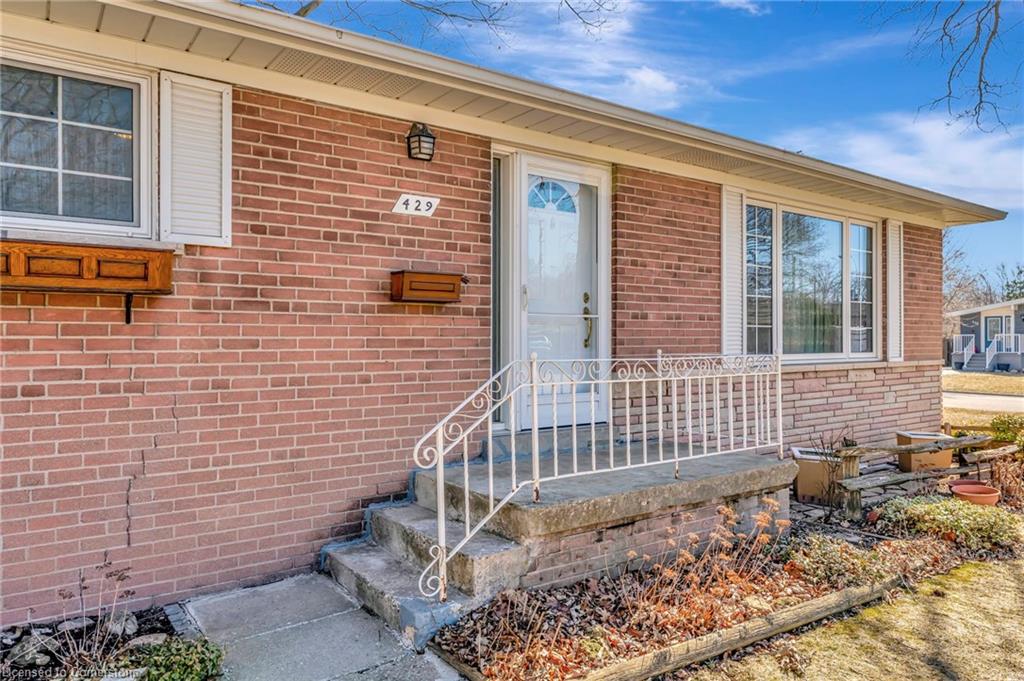 429 Norrie Crescent Property Photo 4