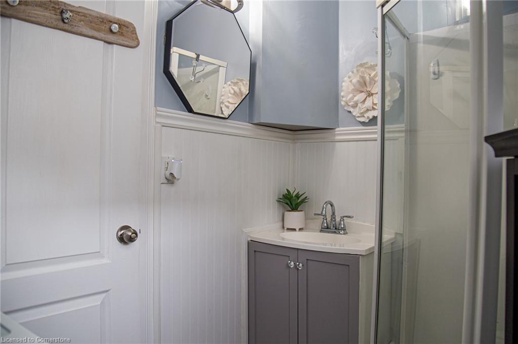 108 Mcnab Street E Property Photo 27