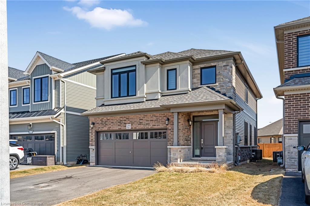 127 Starfire Crescent Property Photo 3