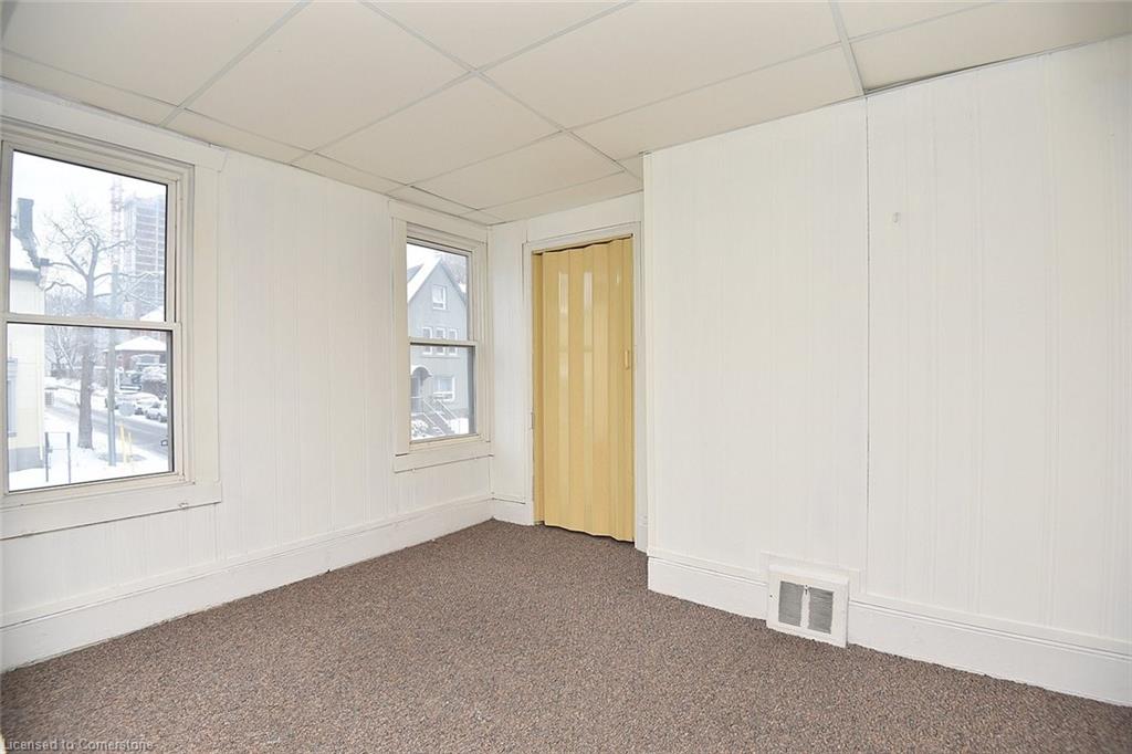 275 Main Street W Property Photo 18