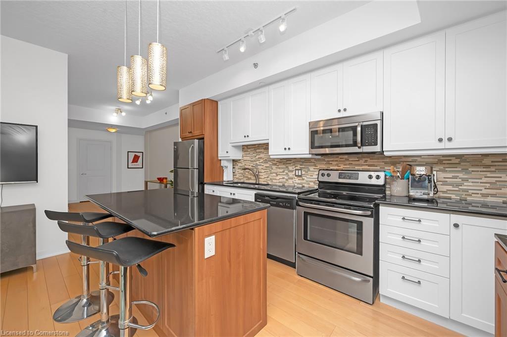 711-90 Charlton Avenue W Property Photo 5