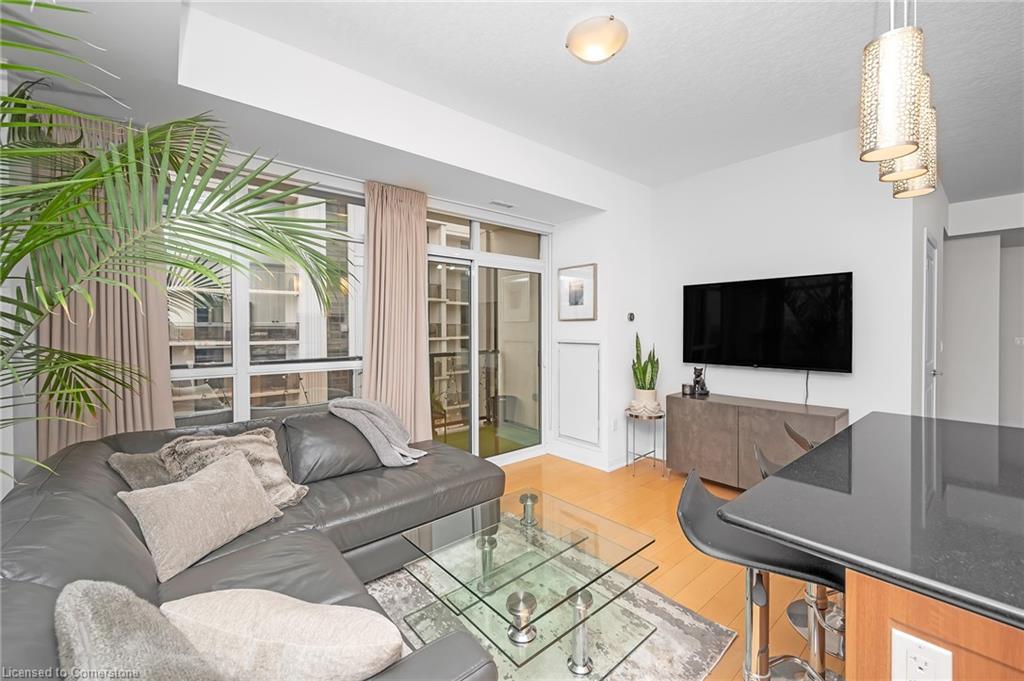 711-90 Charlton Avenue W Property Photo 6