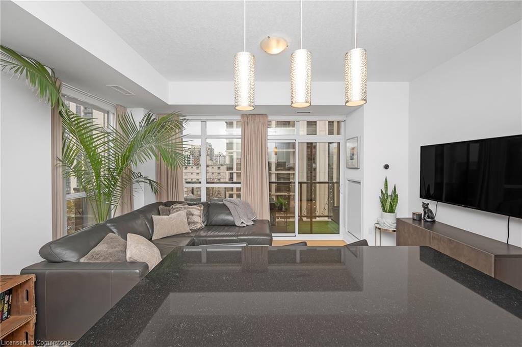 711-90 Charlton Avenue W Property Photo 8