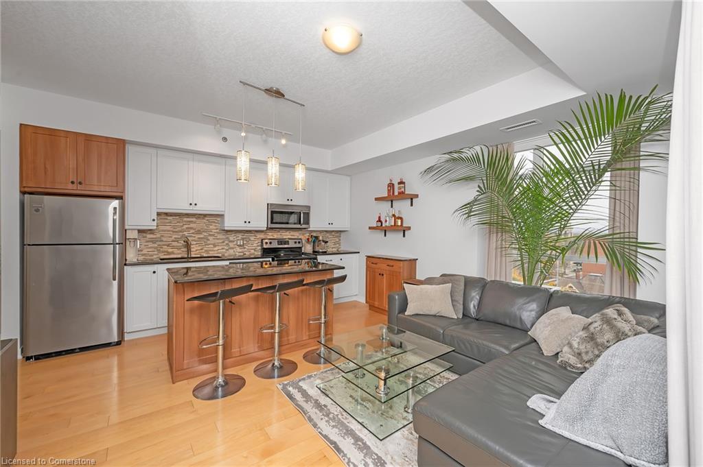 711-90 Charlton Avenue W Property Photo 9